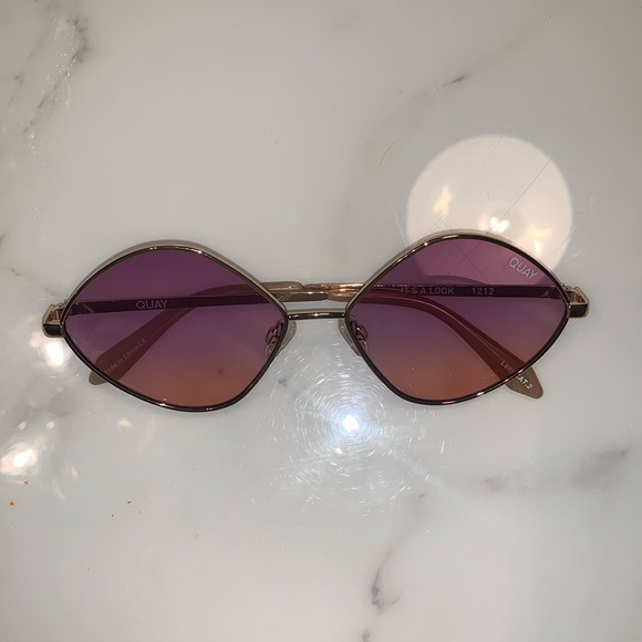 Sunglasses- Quay - Picture 1 of 3